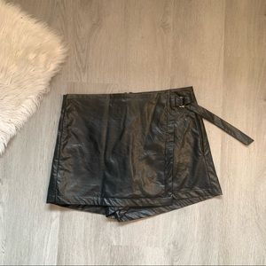💰💰Charlotte Russe black faux leather skort M